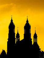 Czarna sylwetka katedry na żółtym tle