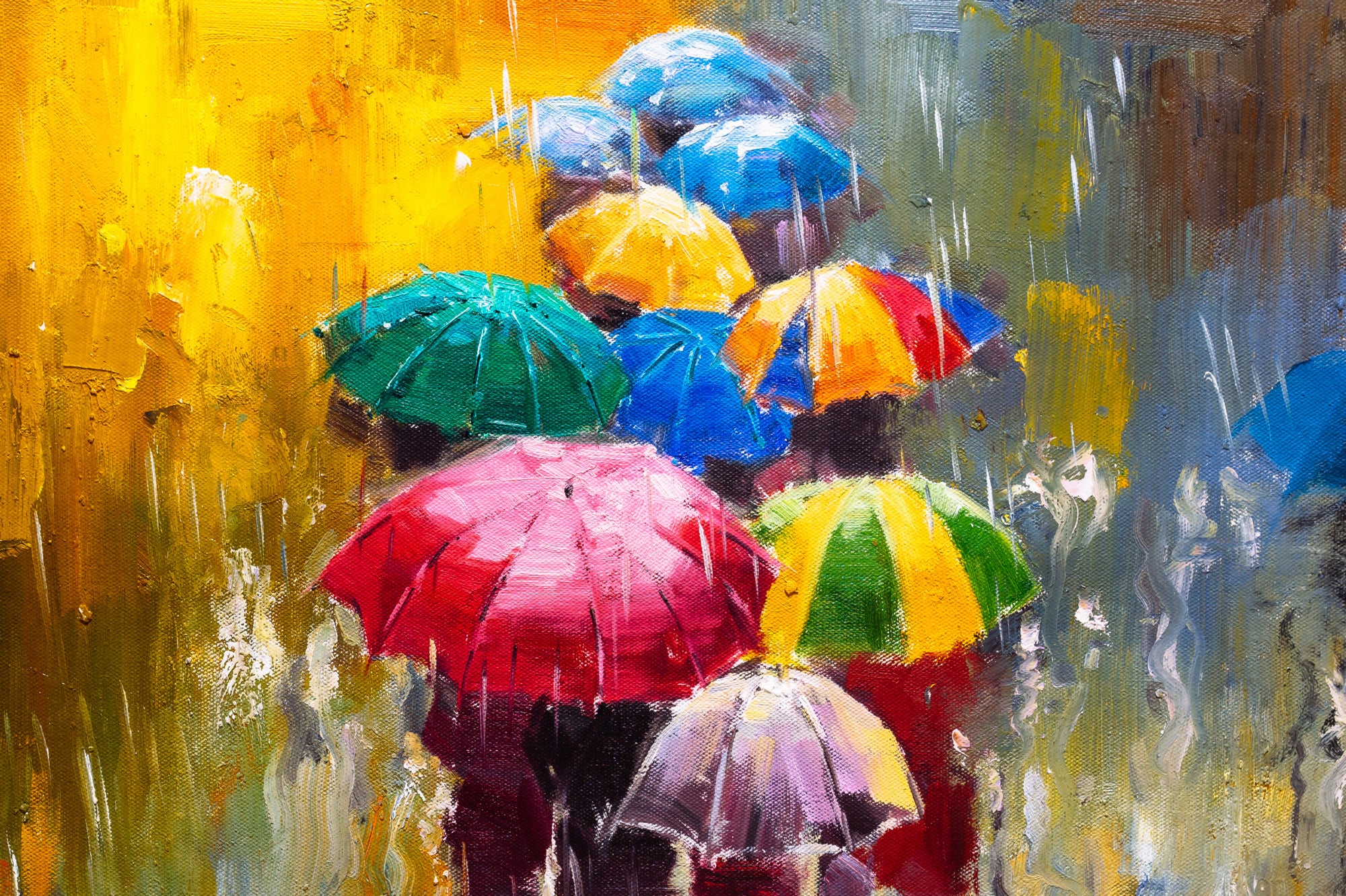 Kolorowe parasole w deszczowy dzień
