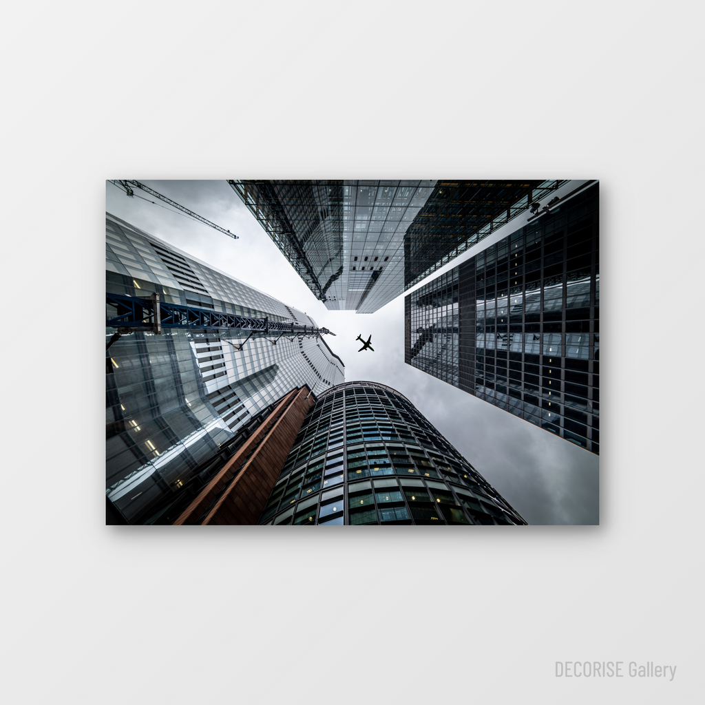 Samolot nad wieżowcami w wielkim mieście