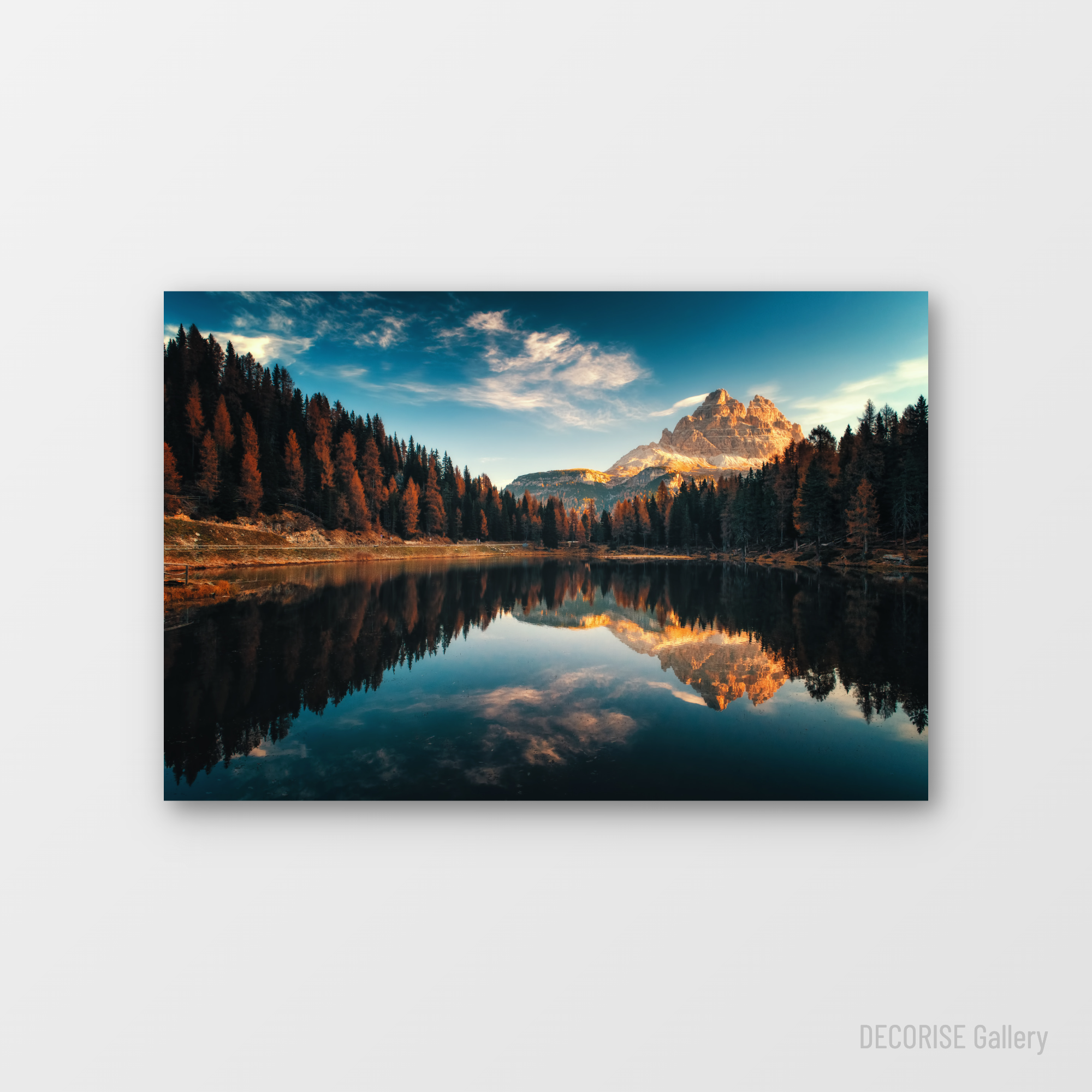 Góry odbite w lustrze jeziora