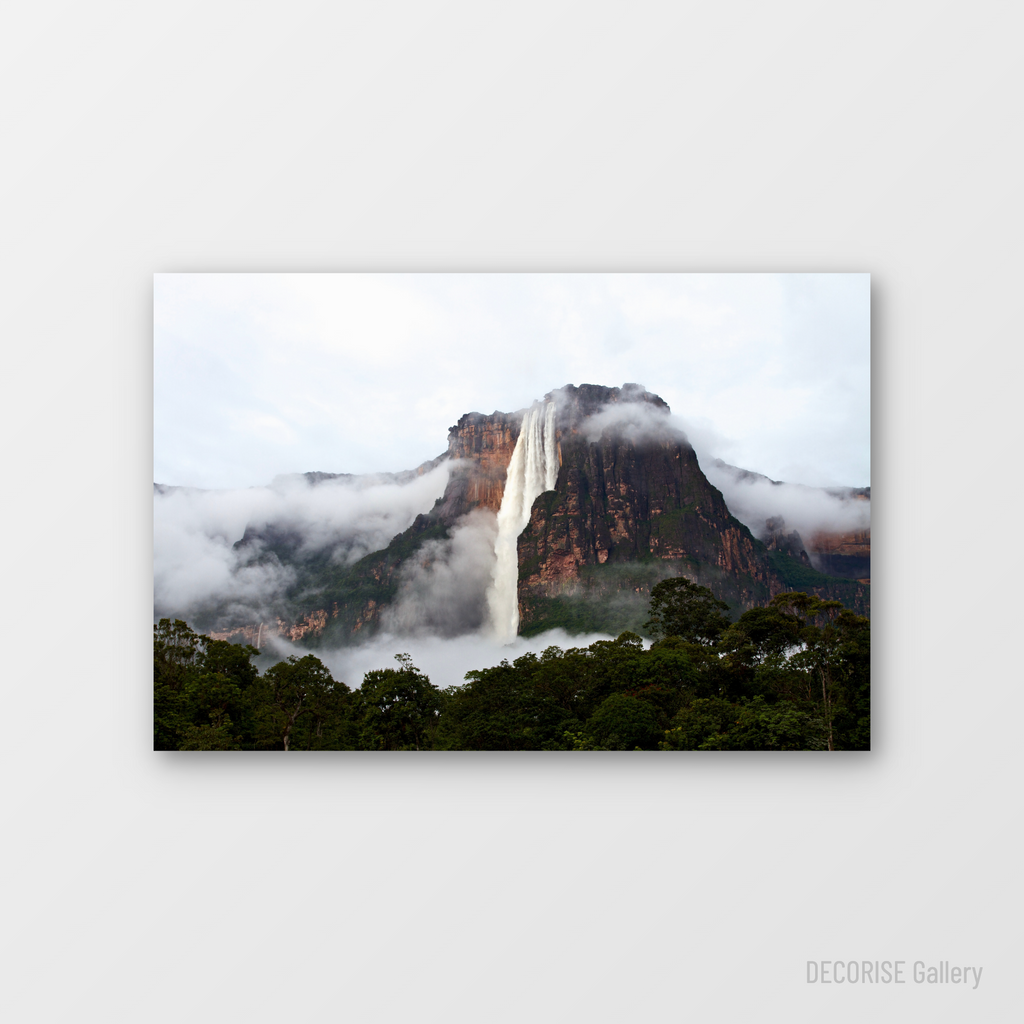 Wodospad Salto Angel w chmurach