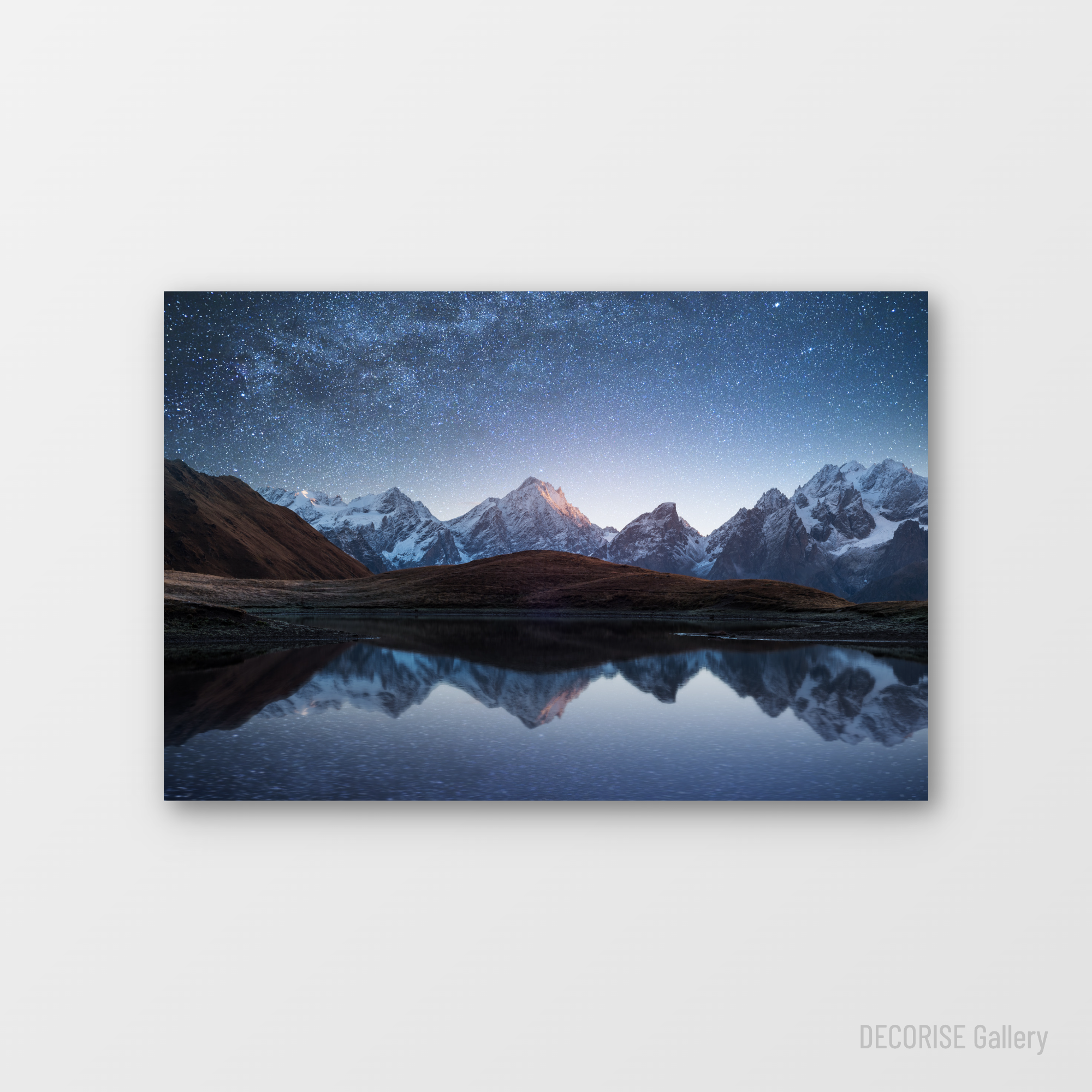 Gwieździste niebo nad ośnieżonymi szczytami