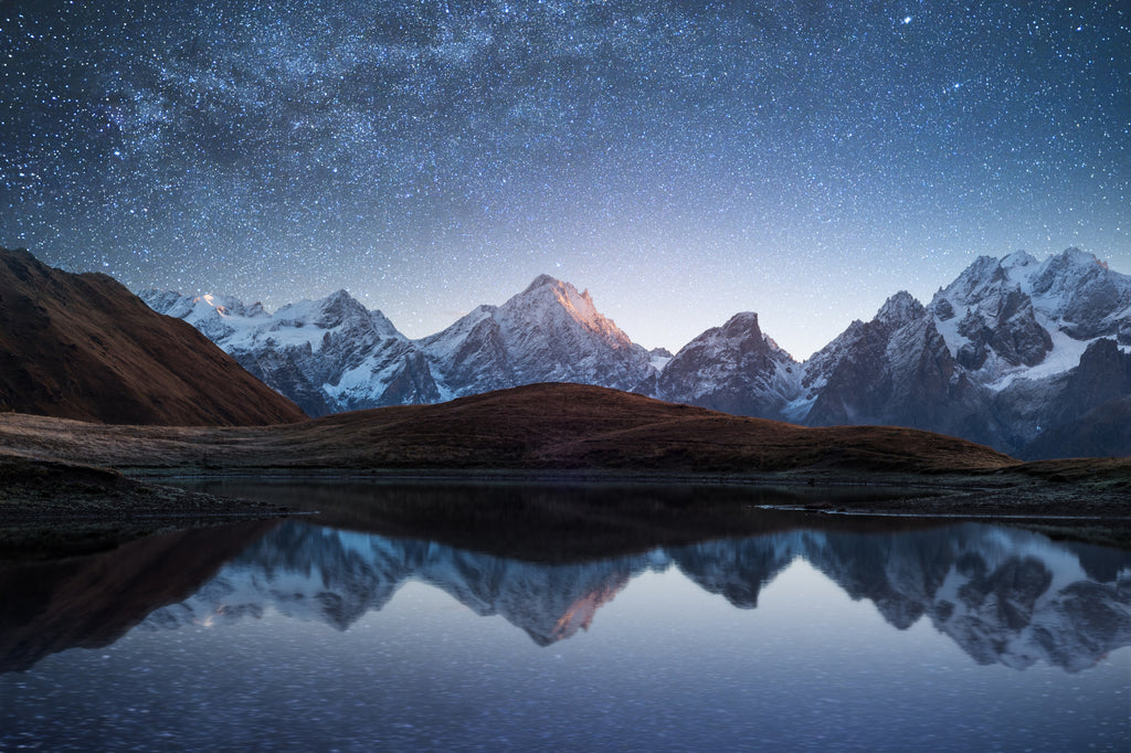 Gwieździste niebo nad ośnieżonymi szczytami