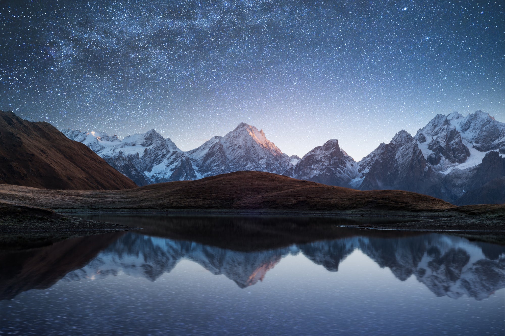 Gwieździste niebo nad ośnieżonymi szczytami