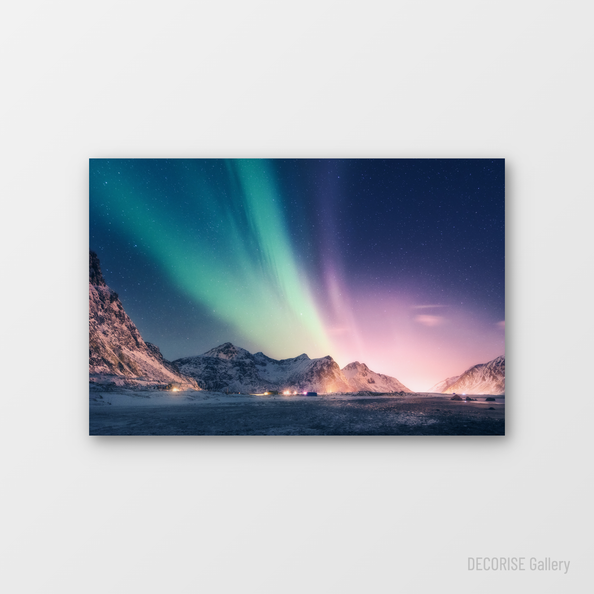 Zorza polarna nad ośnieżonymi górami