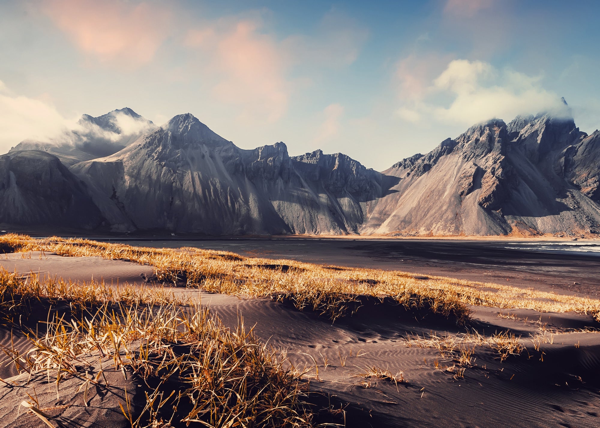 Góry i złote trawy o świcie