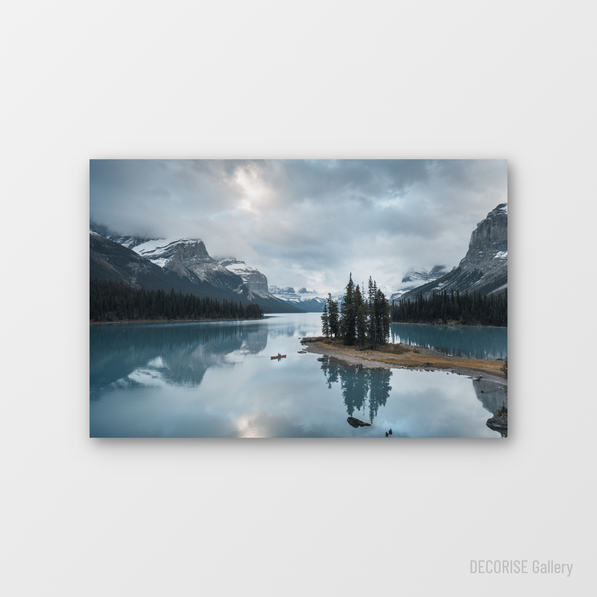 Czerwony kajak na jeziorze w górach