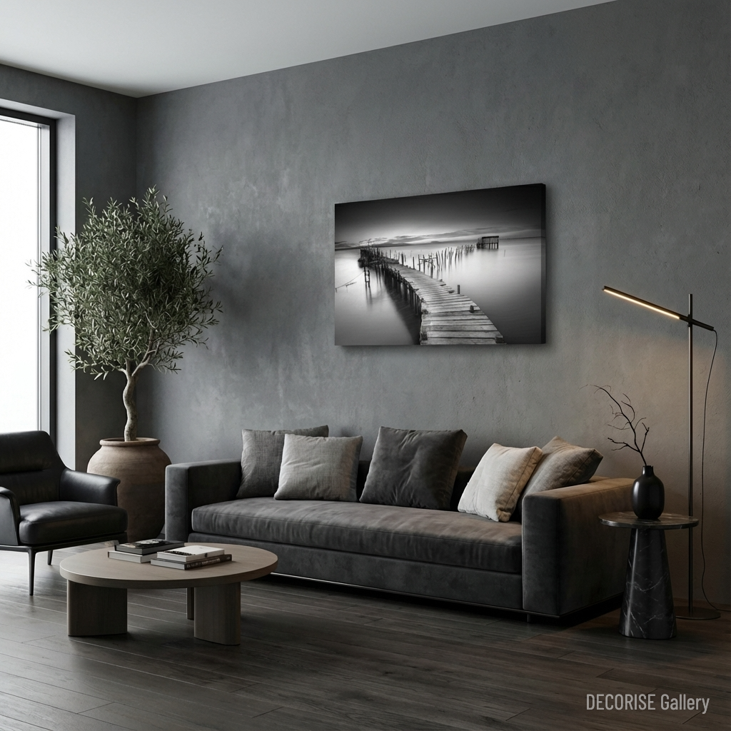 Drewniany pomost na spokojnej wodzie