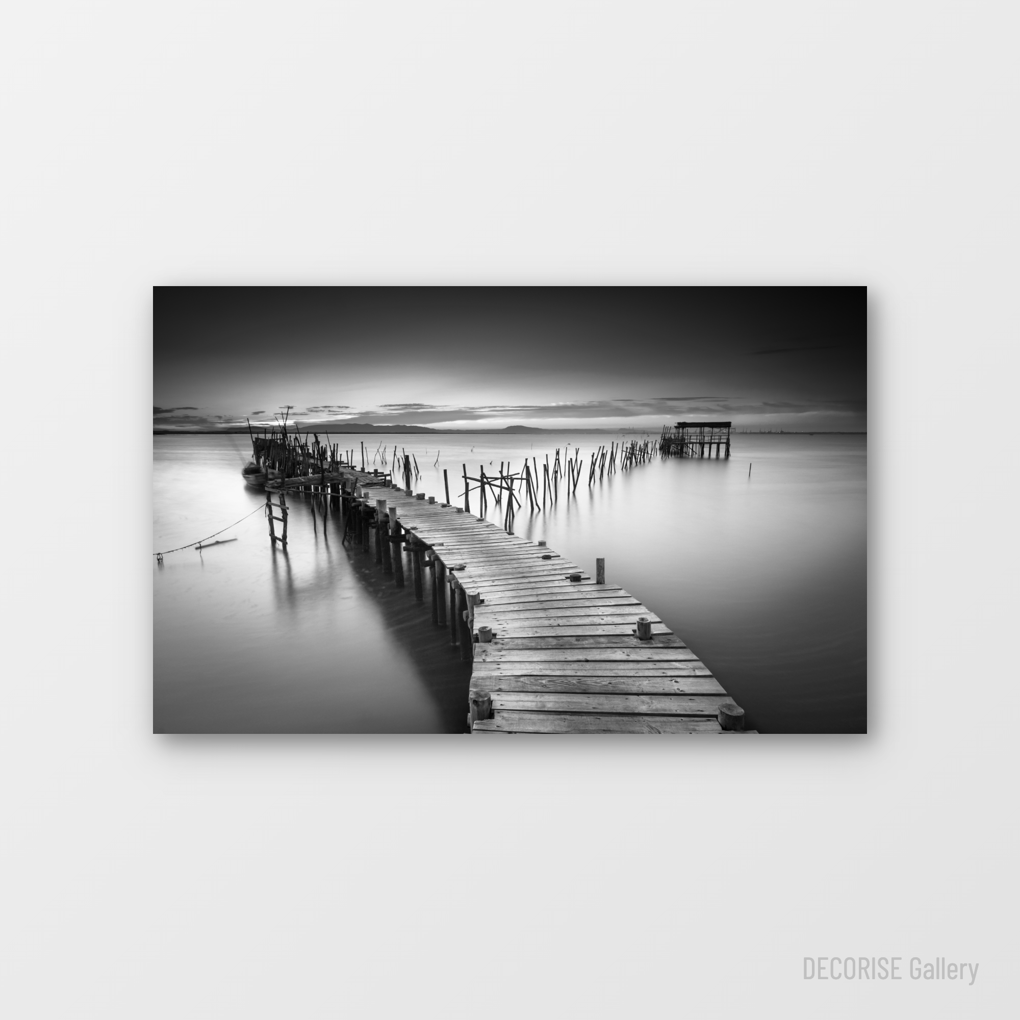 Drewniany pomost na spokojnej wodzie