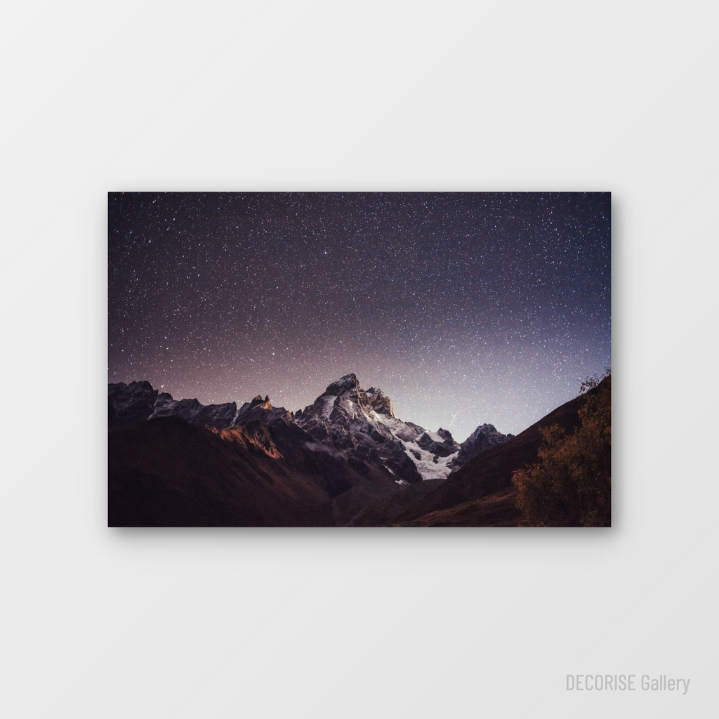 Gwieździste niebo nad ośnieżonymi szczytami gór