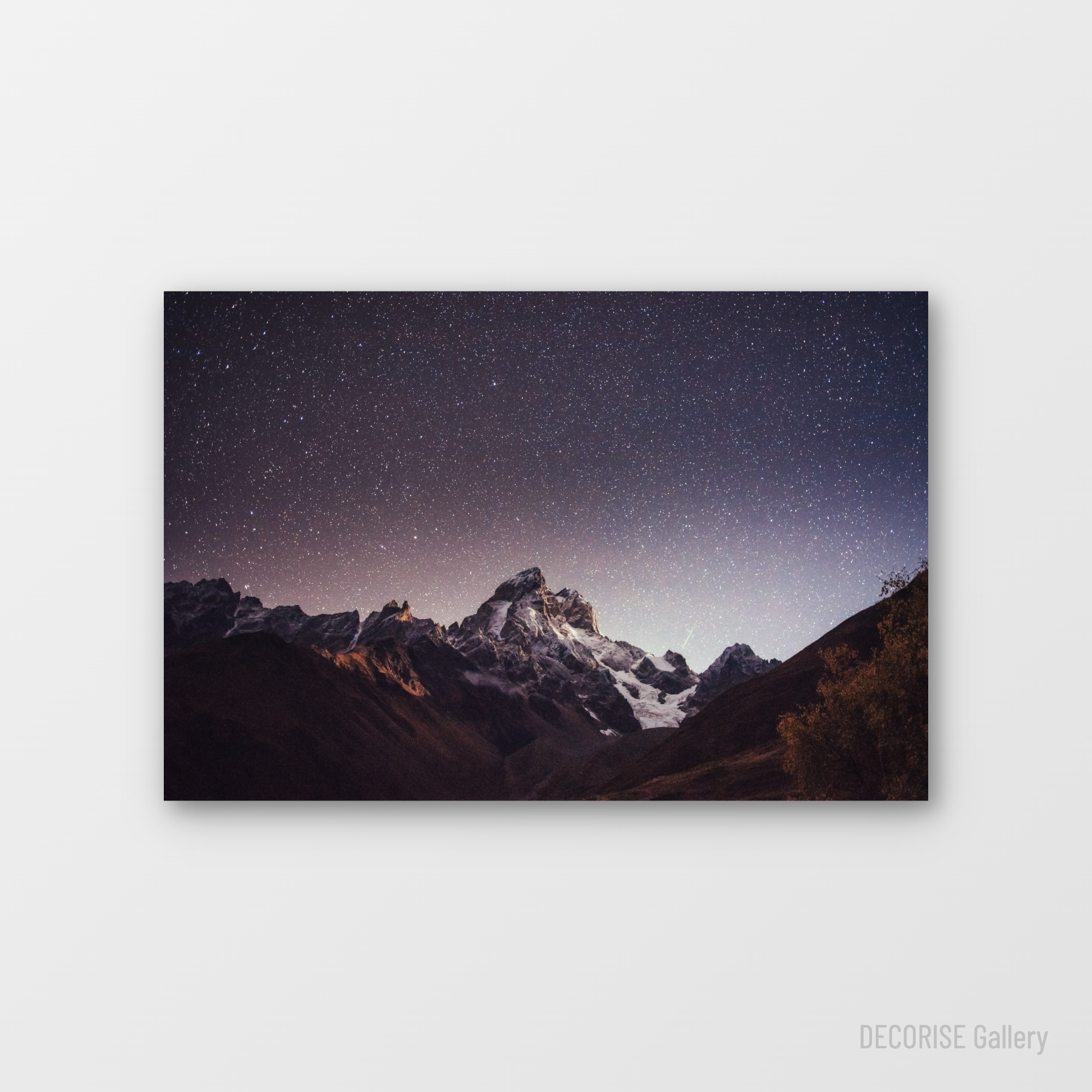 Gwieździste niebo nad ośnieżonymi szczytami gór