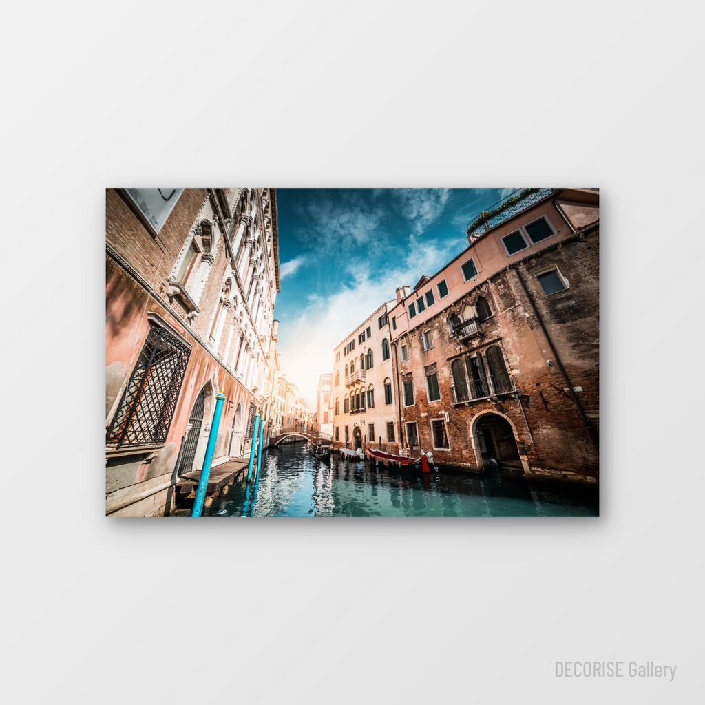 Kanał w Wenecji z gondolą