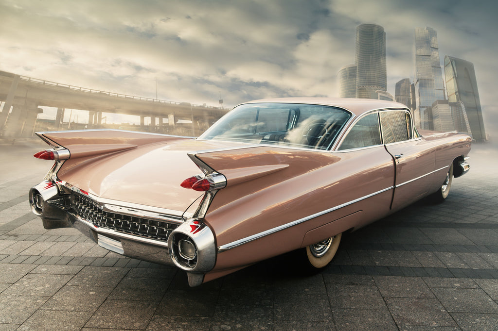 Różowy amerykański samochód na tle wieżowców