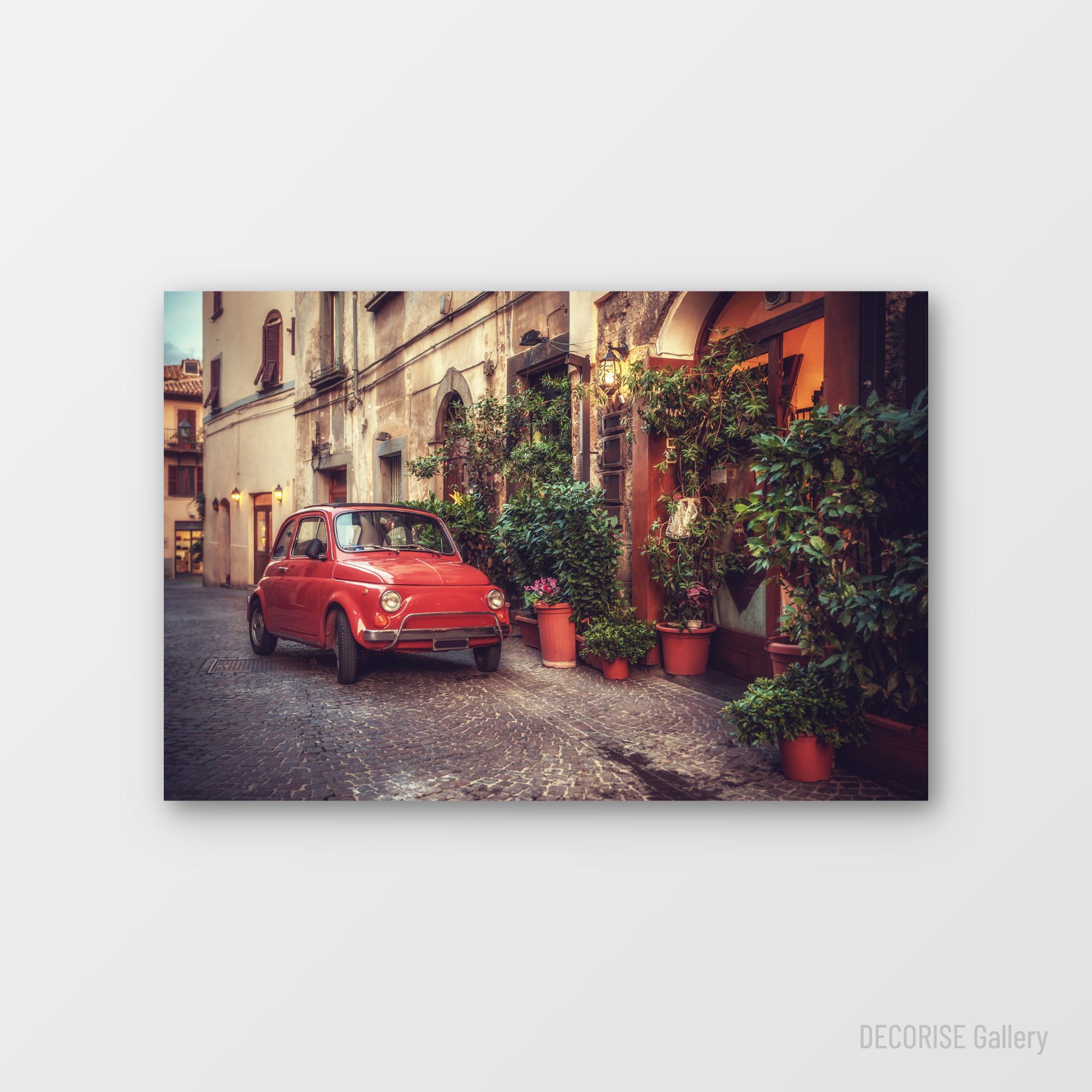 Czerwony Fiat 500 na włoskiej uliczce