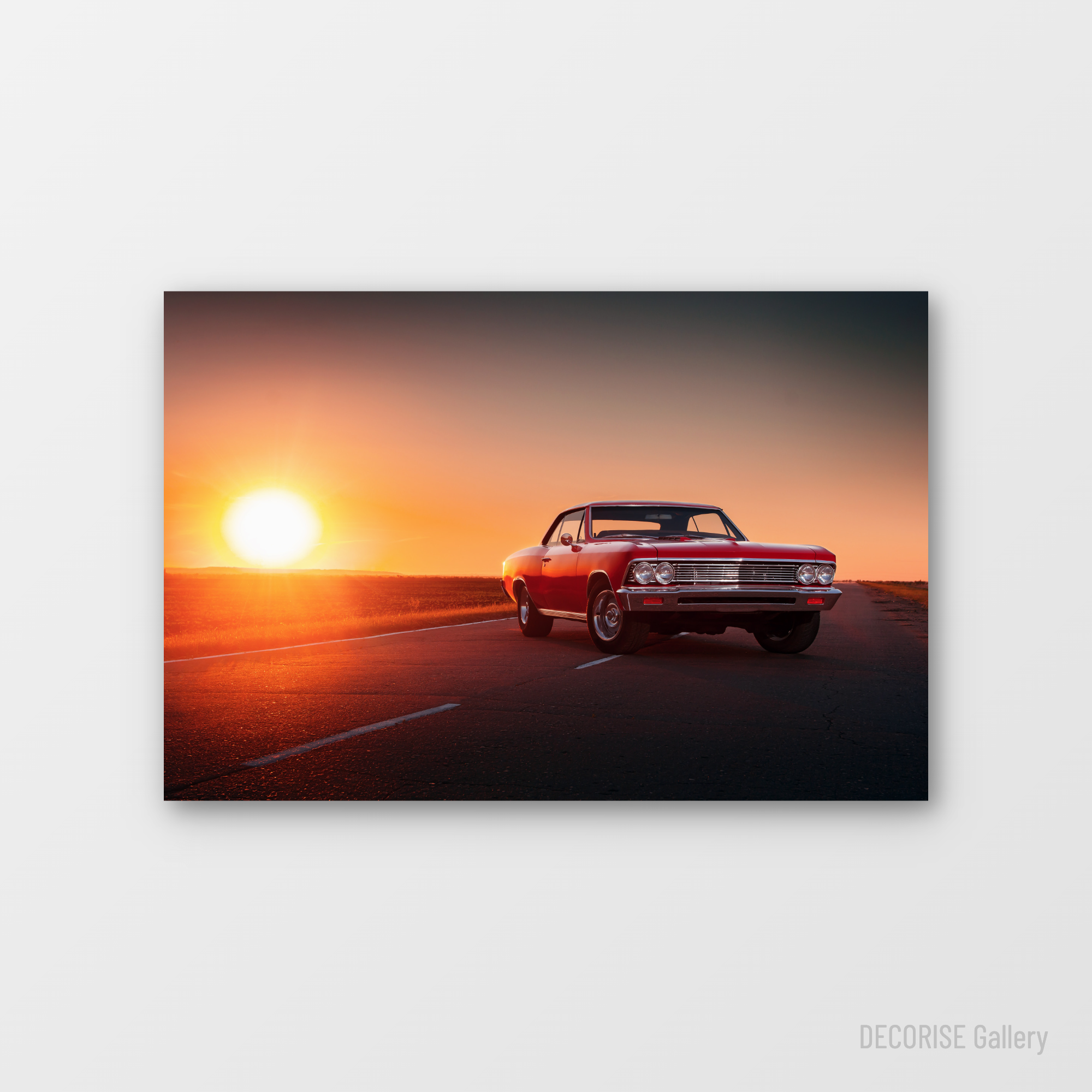 Czerwony klasyczny samochód o zachodzie słońca