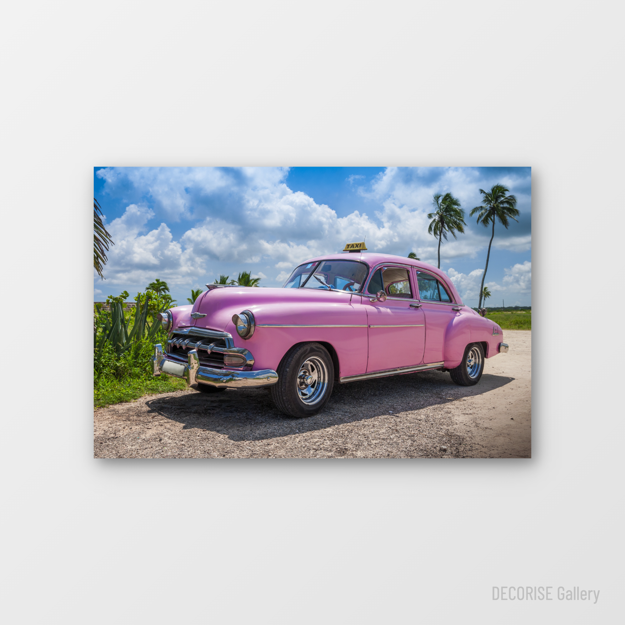 Różowy stary samochód na Kubie