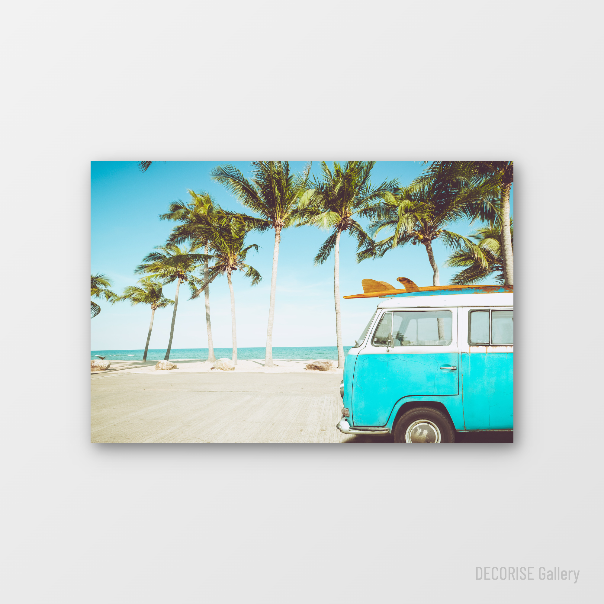 Niebieski bus z deskami surfingowymi