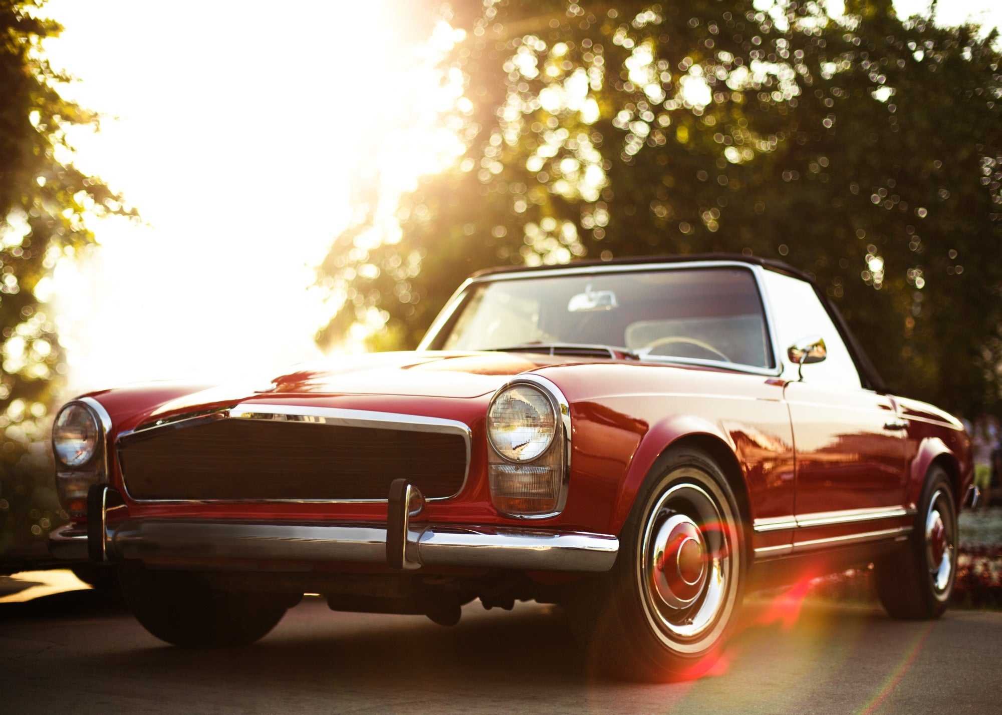 Czerwony kabriolet w świetle słońca