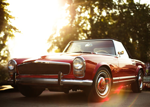 Czerwony kabriolet w świetle słońca