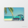 Turkusowy klasyczny samochód na plaży