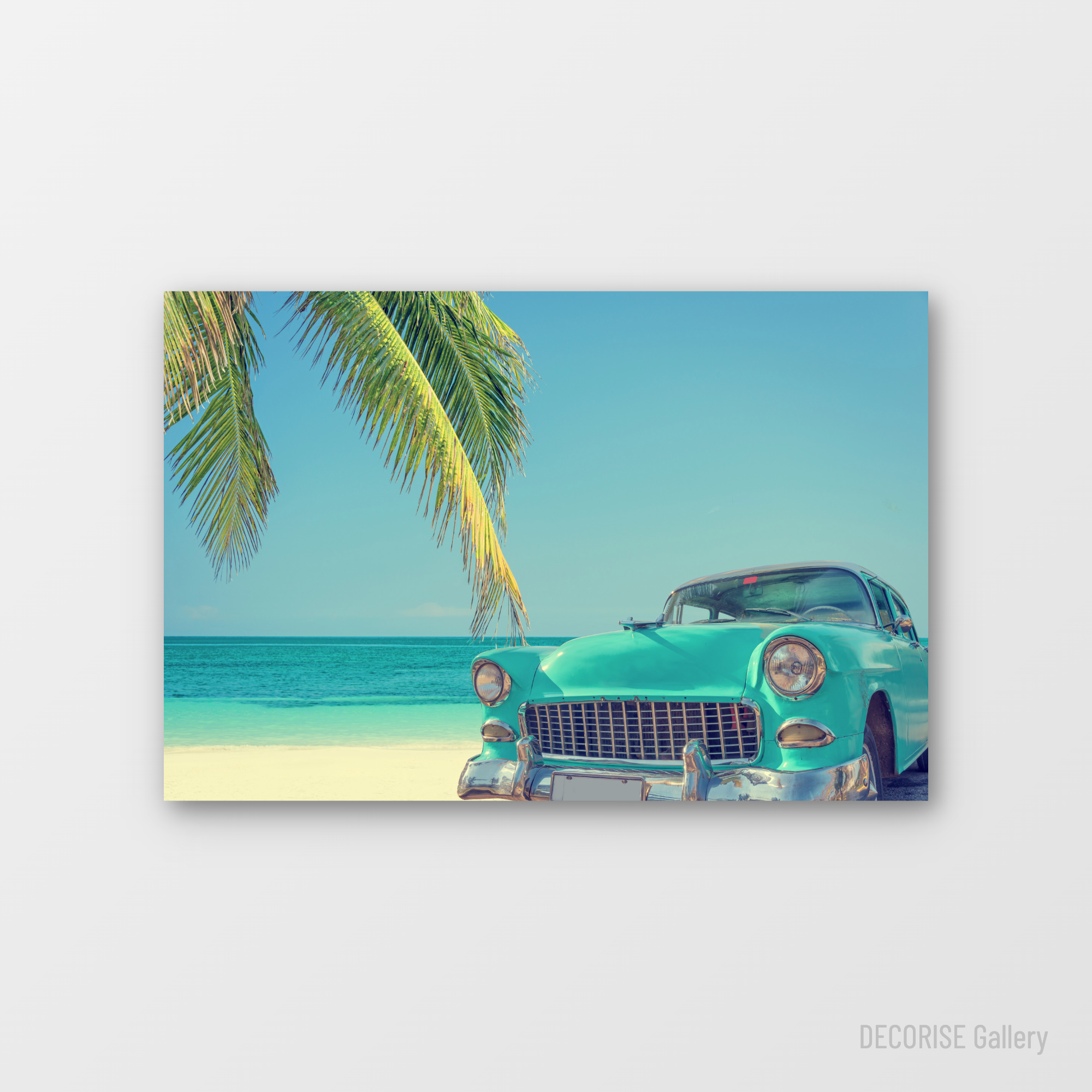Turkusowy klasyczny samochód na plaży