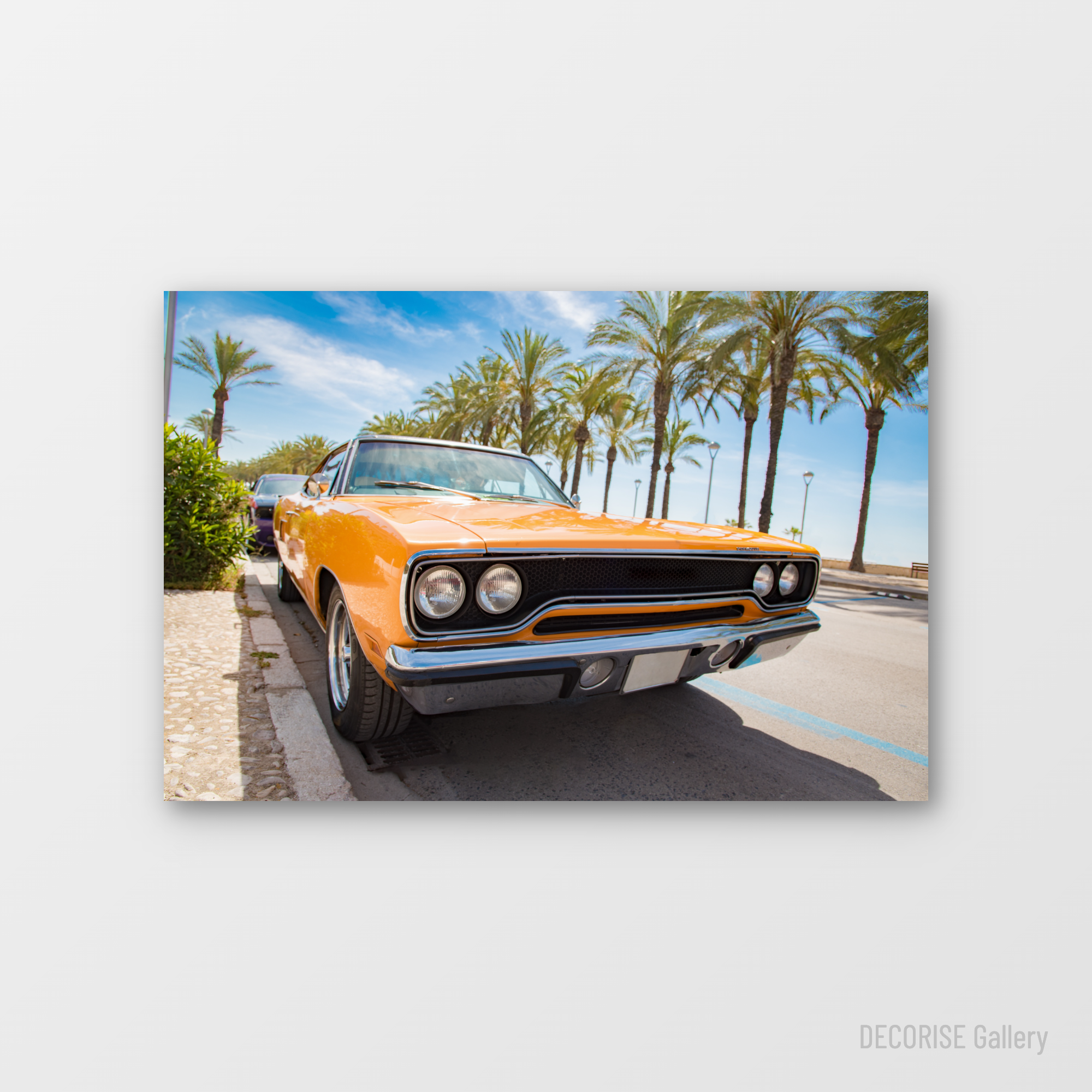 Pomarańczowy klasyczny samochód pod palmami