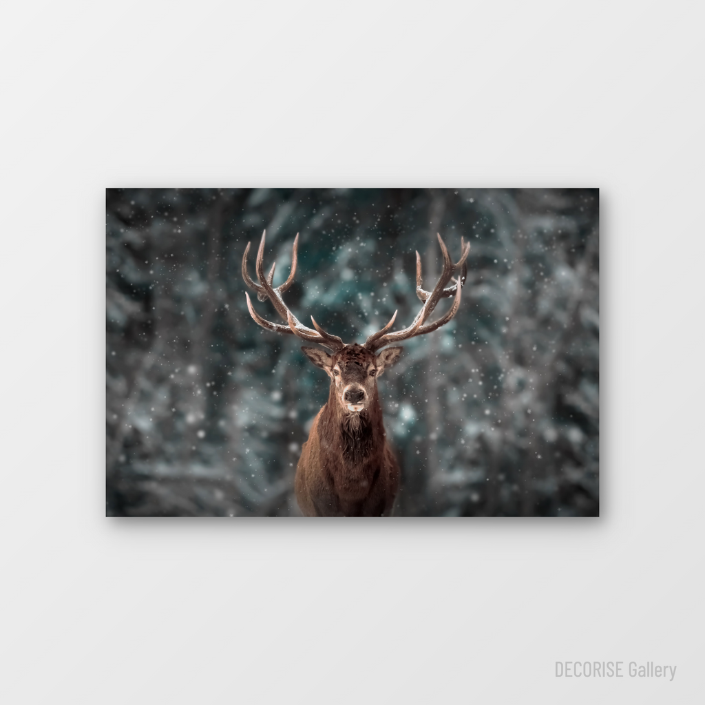 Jeleń w zimowym lesie