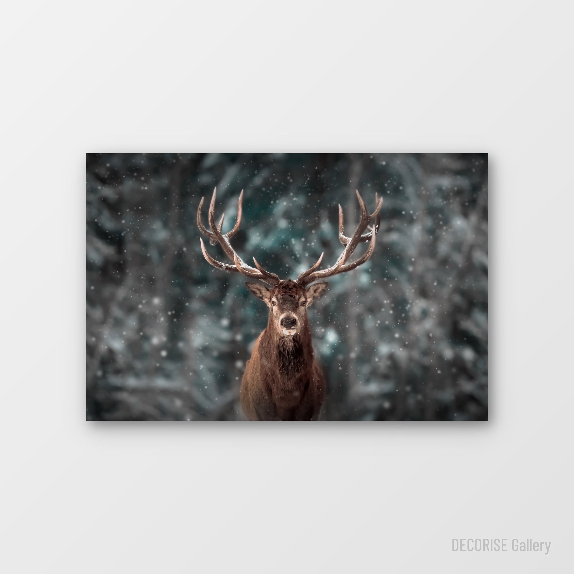 Jeleń w zimowym lesie