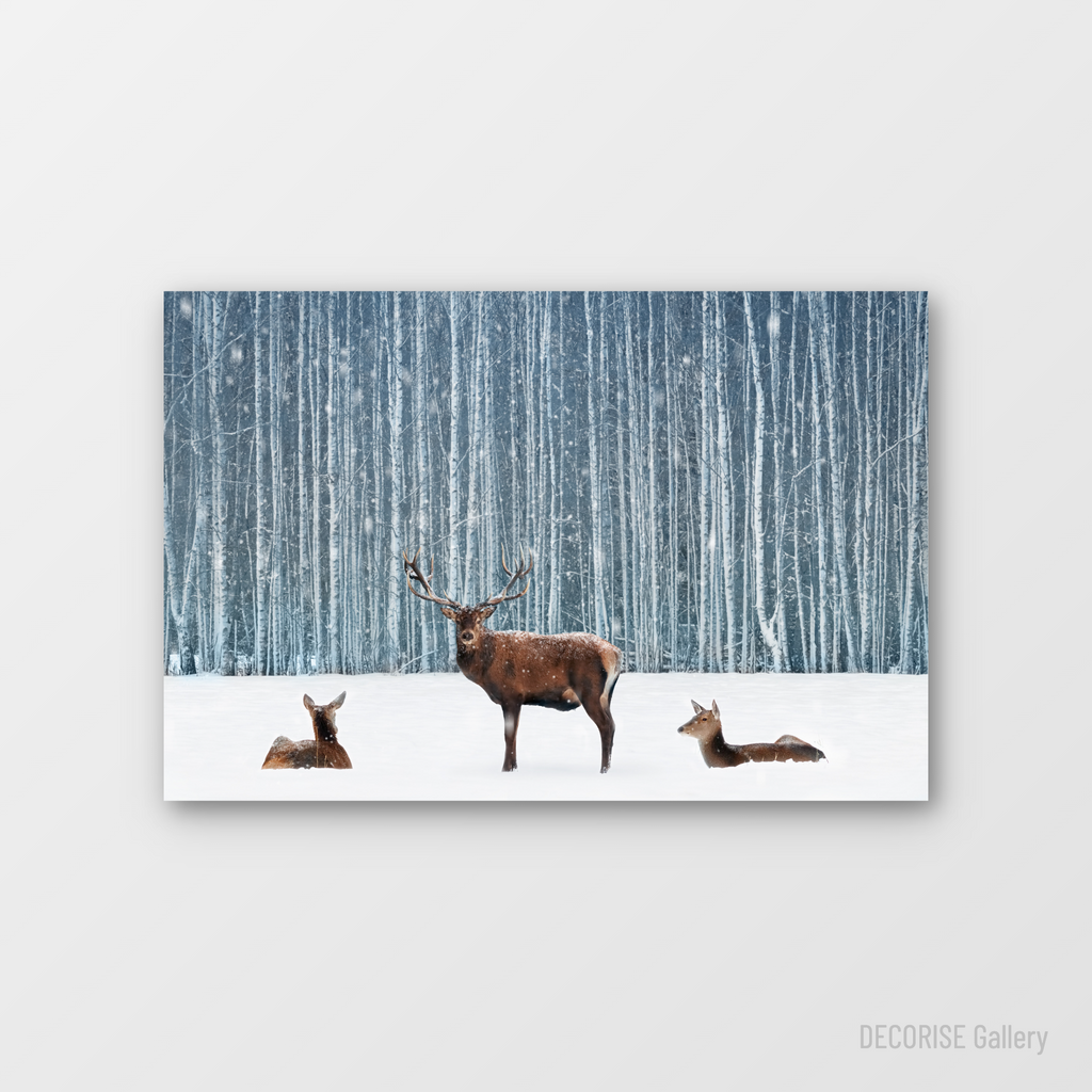 Jeleń i łanie w zaśnieżonym lesie