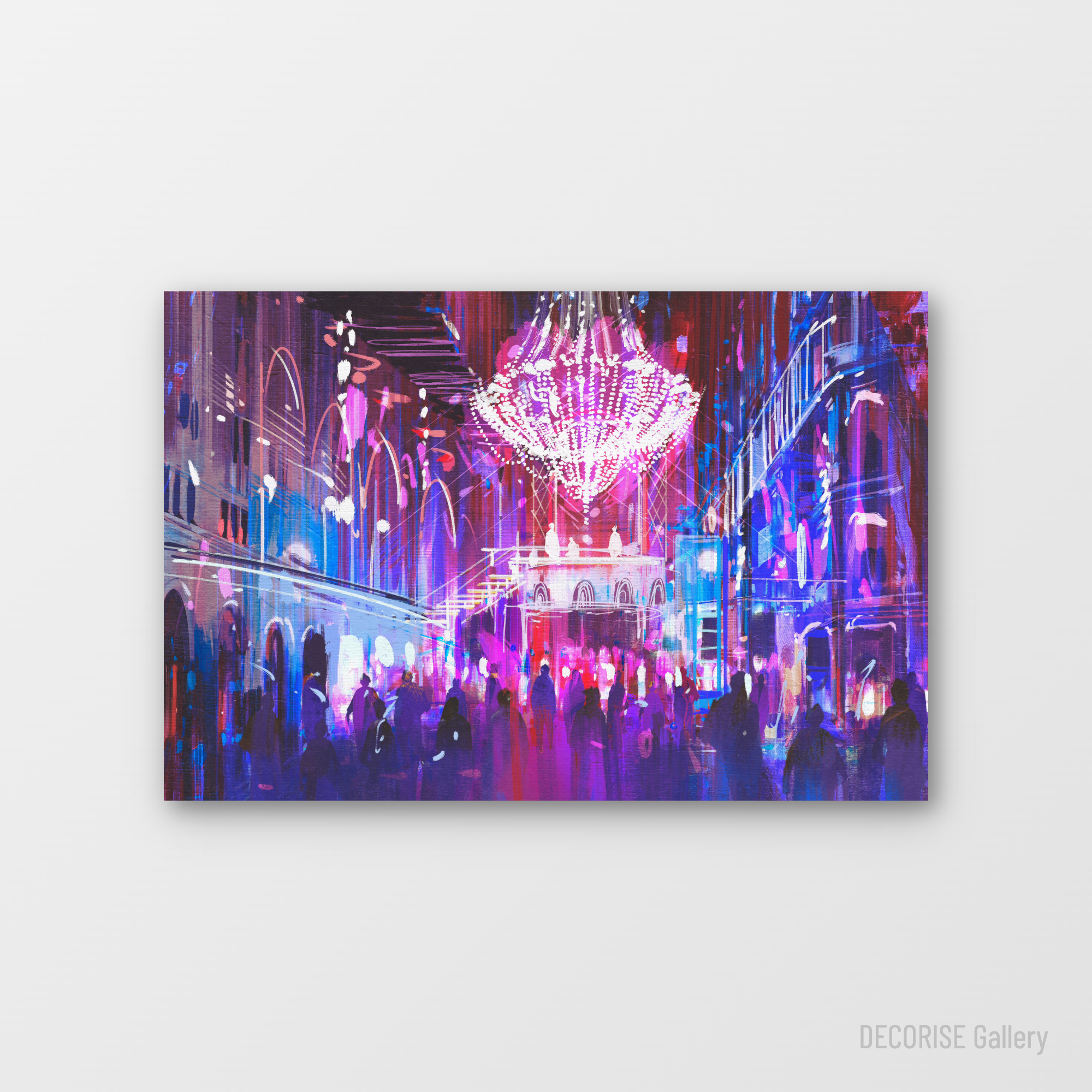 Wielki żyrandol w tętniącym mieście