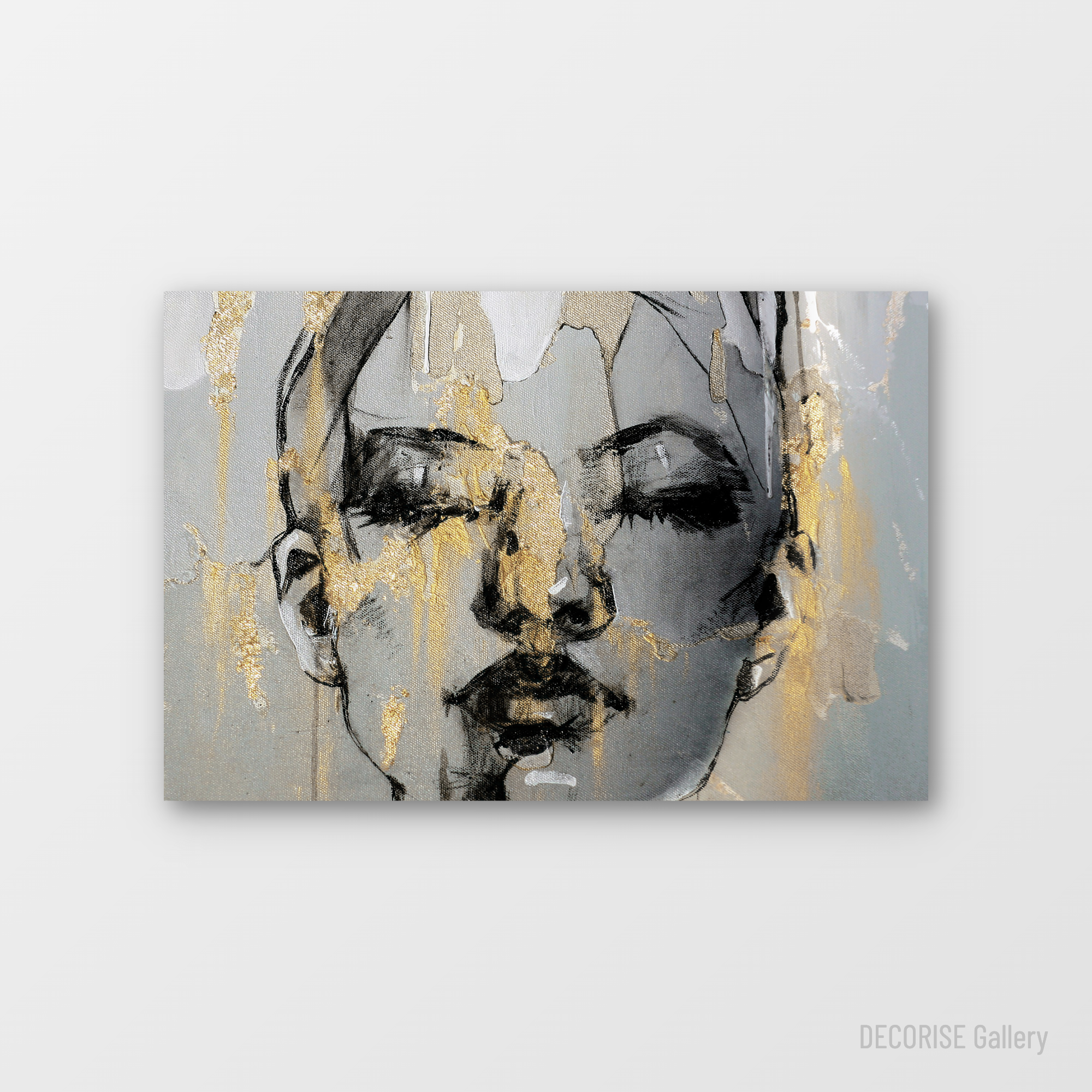 Portret kobiety ze złotymi zdobieniami