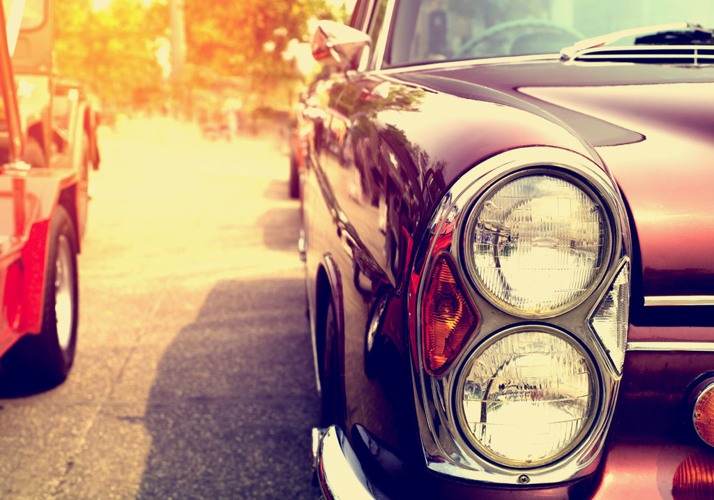 Zbliżenie na reflektor klasycznego samochodu