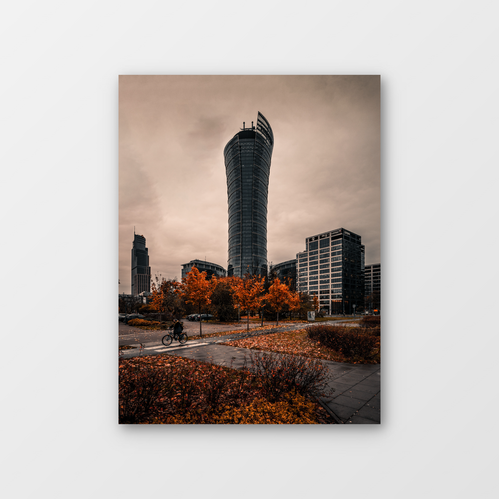 Wieżowiec Warsaw Spire jesienią w Warszawie