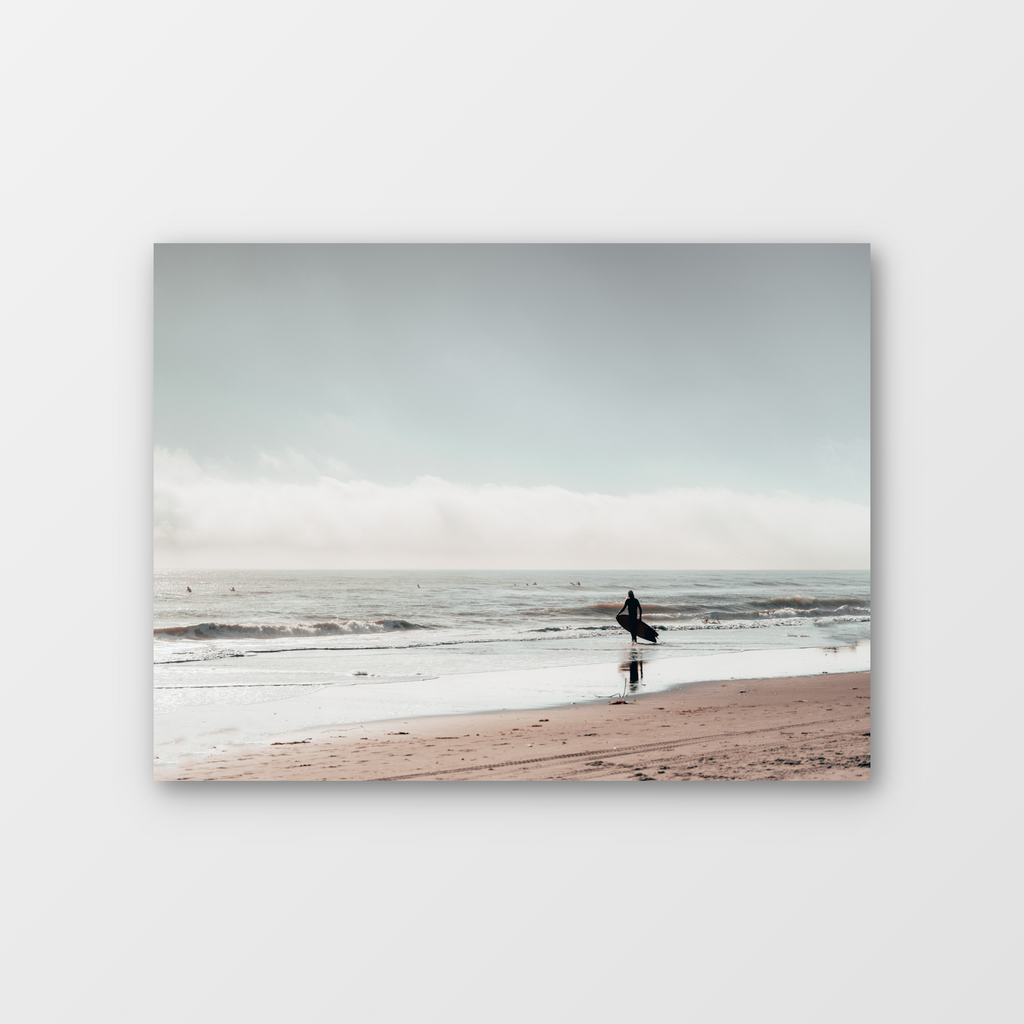 Surfer idący w stronę oceanu