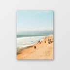 Ludzie na plaży pod górami