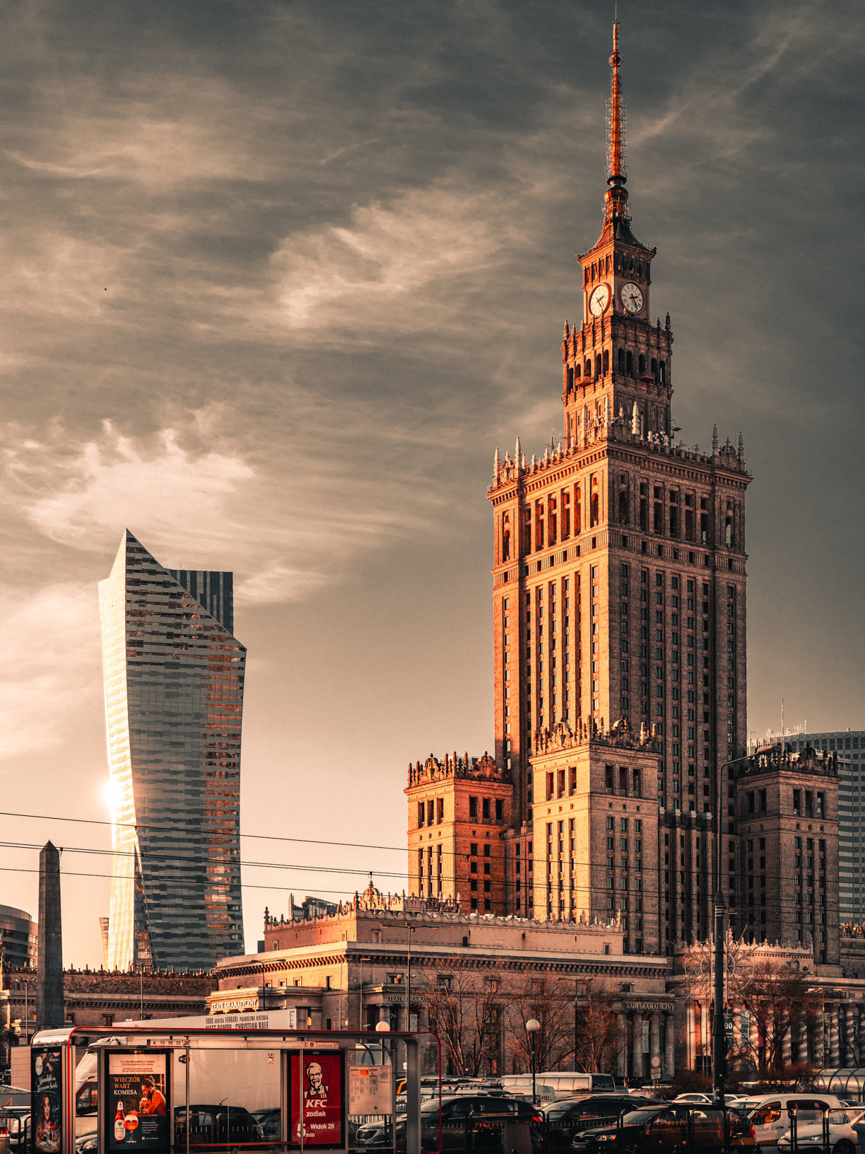 Pałac Kultury w czerwonym świetle nocą