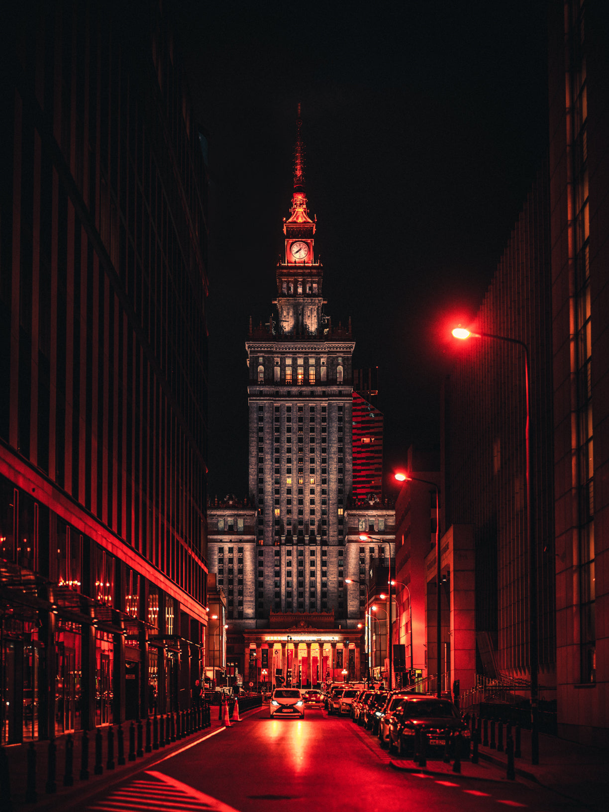 Pałac Kultury w czerwonym świetle nocą