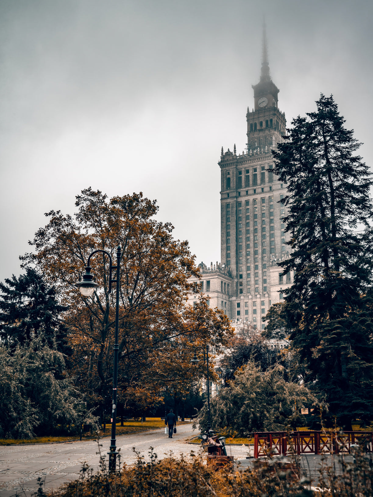 Wieżowiec Warsaw Spire jesienią w Warszawie