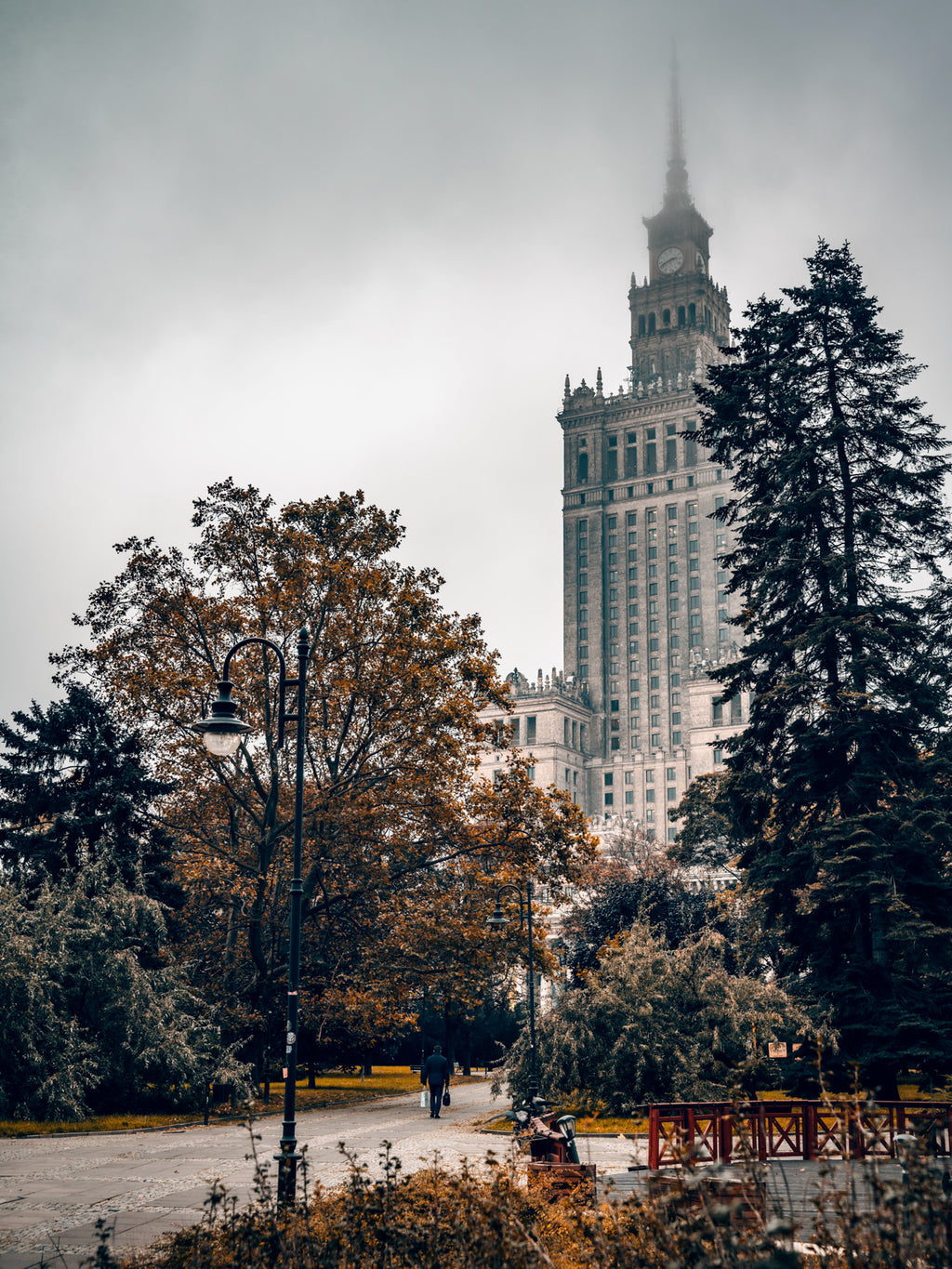 Wieżowiec Warsaw Spire jesienią w Warszawie