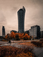 Wieżowiec Warsaw Spire jesienią w Warszawie