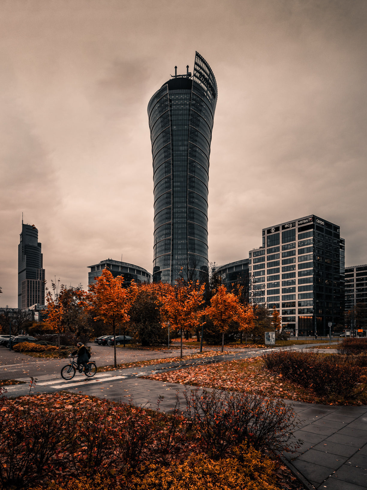 Wieżowiec Warsaw Spire jesienią w Warszawie