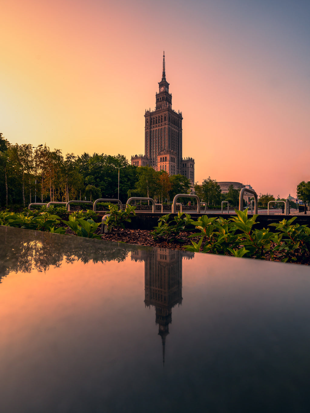 Pałac Kultury w odbiciu wody