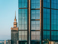 Wieża zegarowa na tle wieżowca