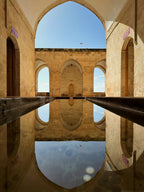 Architektura z odbiciem w wodzie
