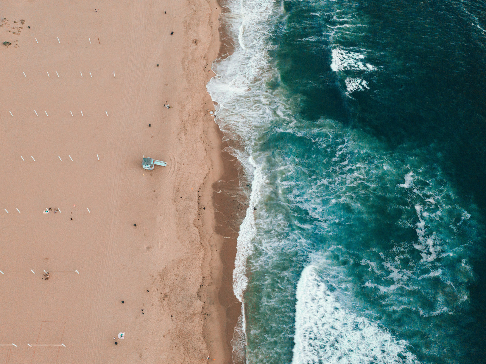 Piaszczysta plaża i turkusowe fale oceanu