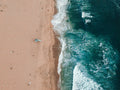Piaszczysta plaża i turkusowe fale oceanu